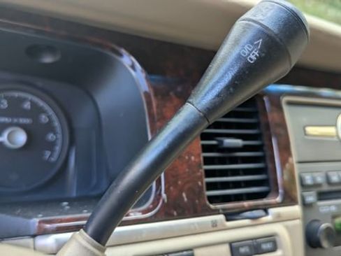 Used 2011 Lincoln Town Car Signature Limited image 26