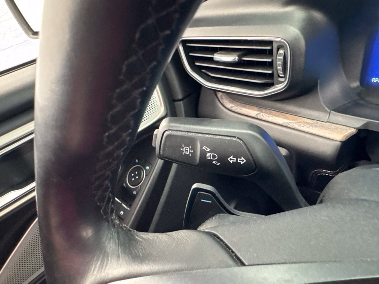 Used 2020 Ford Explorer Platinum w/ Premium Technology Package AWD/4WD image 23