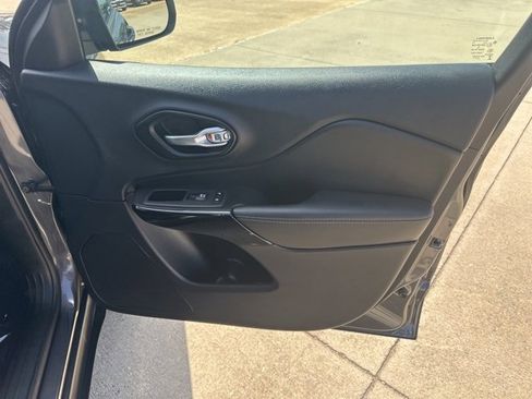 Used 2023 Jeep Cherokee Altitude Lux image 32