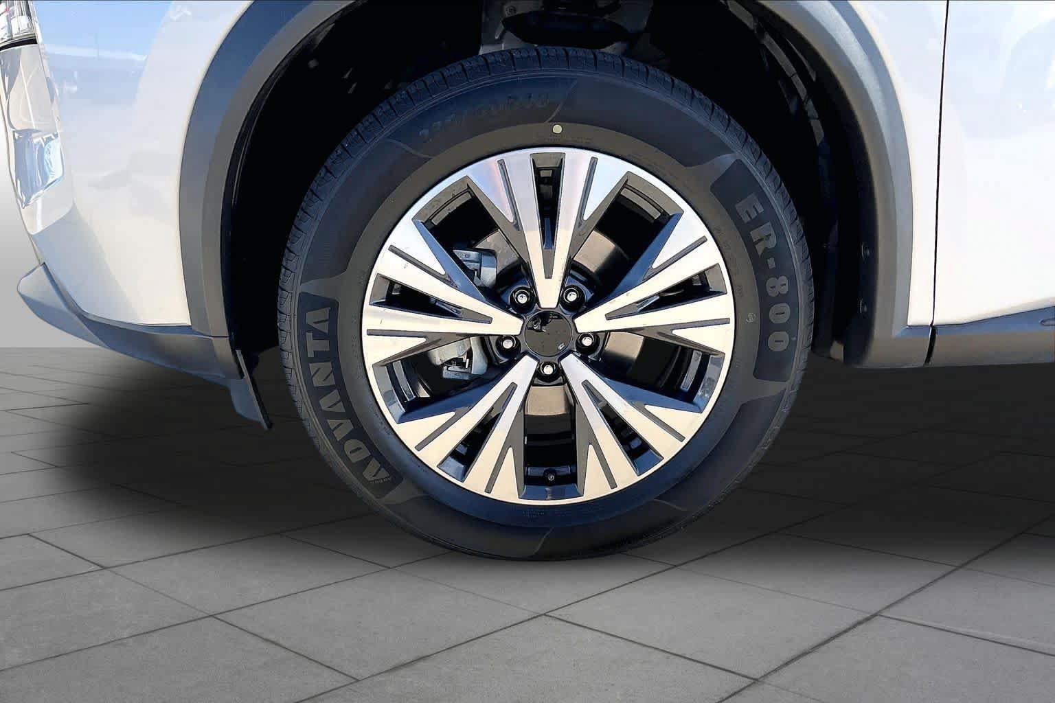 Used 2023 Nissan Rogue SV FWD image 11