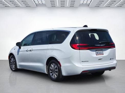 Used 2024 Chrysler Pacifica Limited FWD image 6