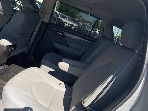 Certified 2024 Toyota Highlander Limited FWD image 10