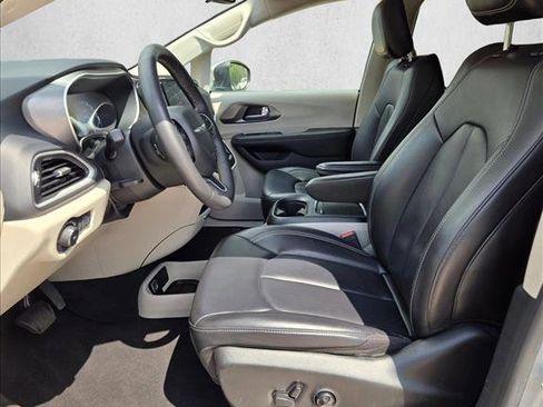 Used 2023 Chrysler Pacifica Touring-L image 15