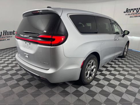 Used 2024 Chrysler Pacifica Limited FWD image 6