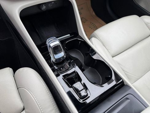 Used 2023 Volvo XC40 B5 Plus image 34