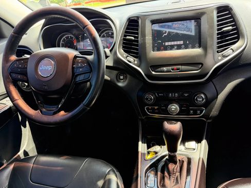 Used 2019 Jeep Cherokee Latitude Plus FWD image 18