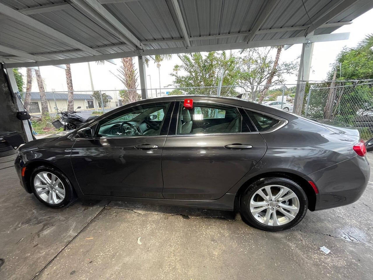 Used 2017 Chrysler 200 Limited Platinum w/ Comfort & Convenience Group FWD image 2