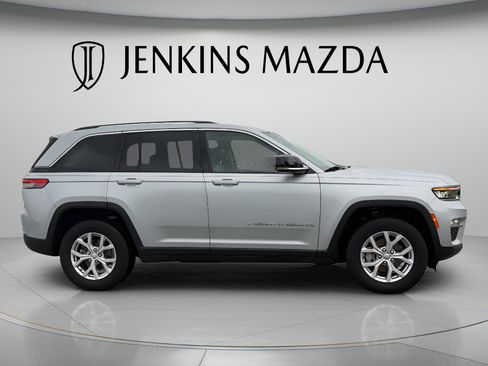 Used 2022 Jeep Grand Cherokee Limited w/ Luxury Tech Group II RWD image 2