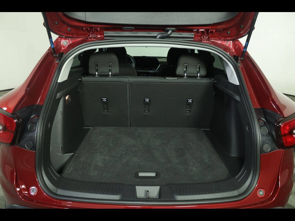 Used 2025 Chevrolet Trax LS w/ LS Convenience Package FWD image 9