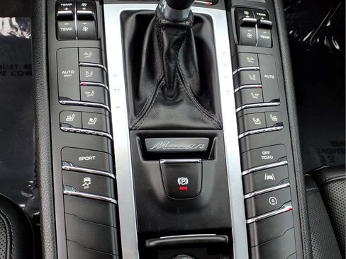 Used 2018 Porsche Macan AWD/4WD image 21