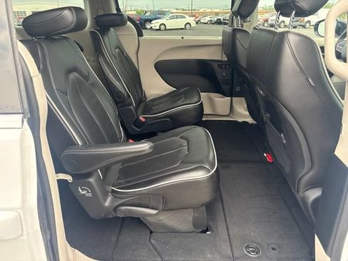 Used 2024 Chrysler Pacifica Limited FWD image 19