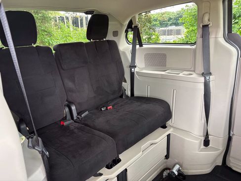 Used 2013 Dodge Grand Caravan SXT FWD image 26