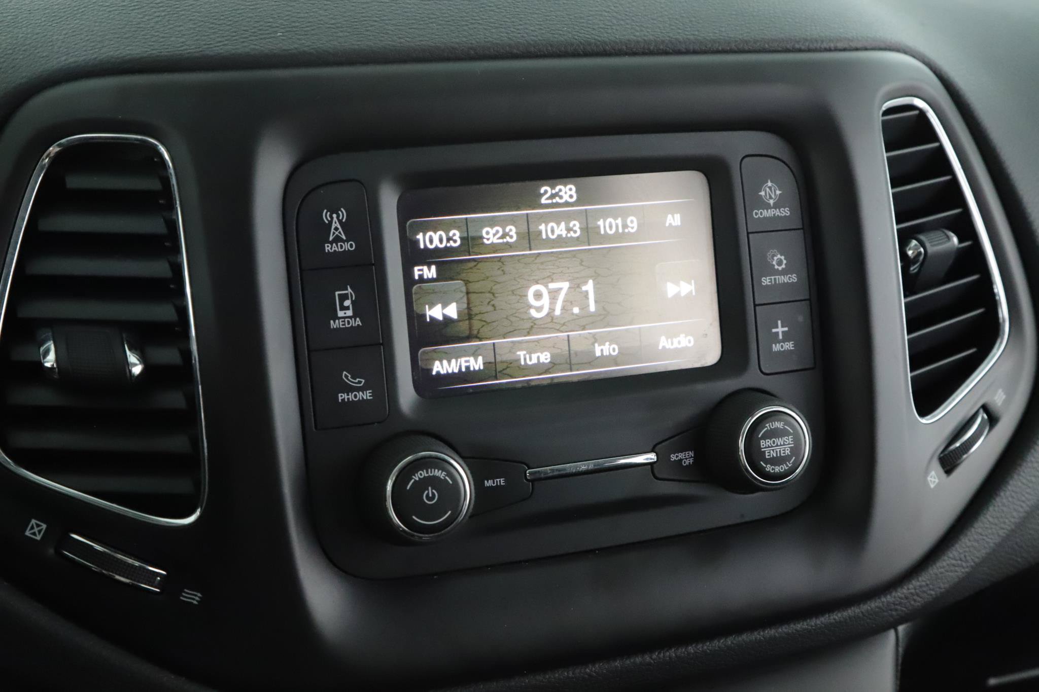 Used 2018 Jeep Compass Latitude w/ Cold Weather Group AWD/4WD image 12