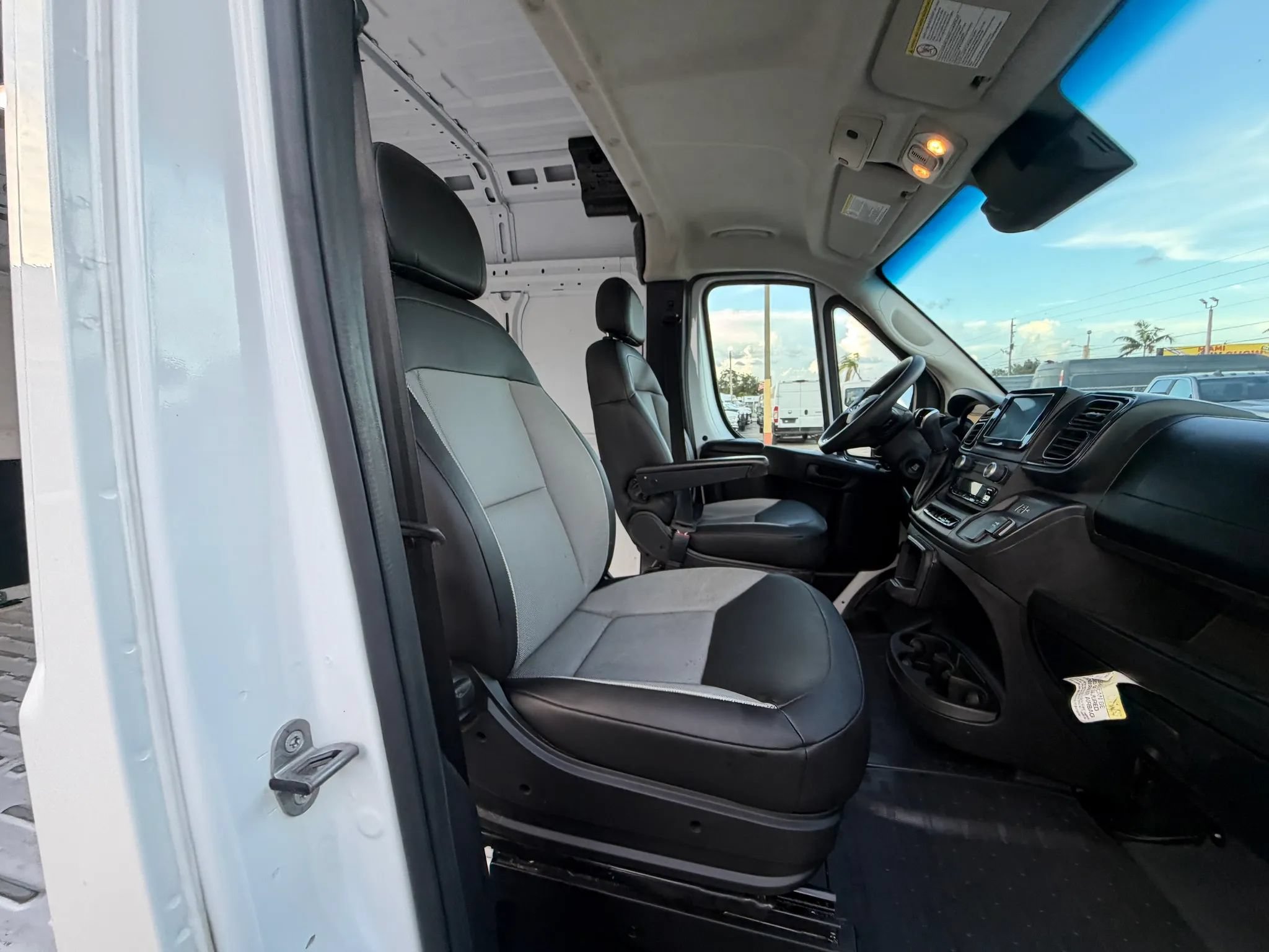 Used 2025 RAM ProMaster 2500 w/ Convenience Group FWD image 17