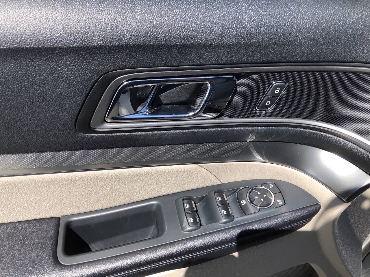 Used 2018 Ford Explorer XLT w/ Equipment Group 202A FWD image 17