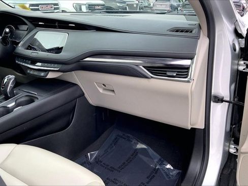 Used 2019 Cadillac XT4 Luxury w/ Cold Weather Package image 16