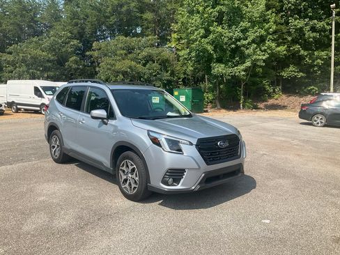 Used 2023 Subaru Forester Premium AWD/4WD image 3