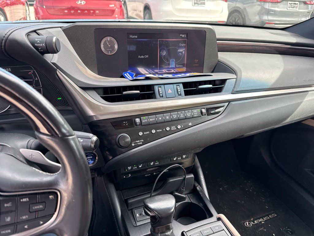 Used 2020 Lexus ES 300h w/ Premium Package FWD image 3