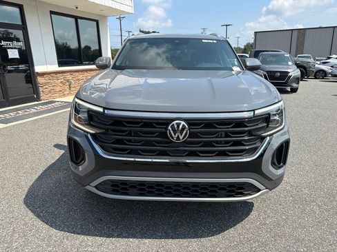 Used 2025 Volkswagen Atlas Cross Sport SE FWD image 11