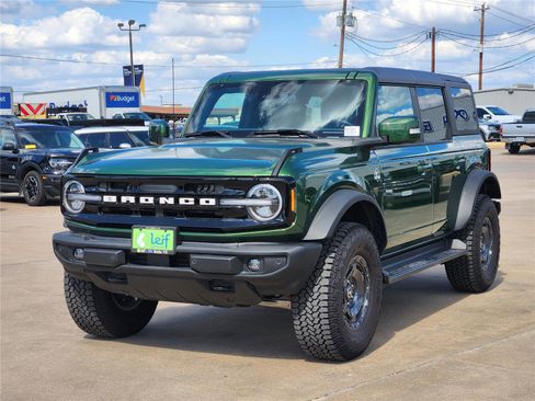 New 2025 Ford Bronco Outer Banks w/ Sasquatch Package AWD/4WD image 2
