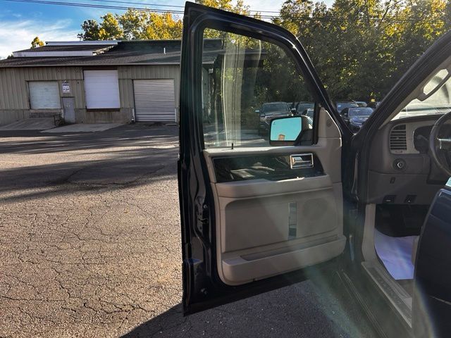 Used 2017 Lincoln Navigator L Select AWD/4WD image 9