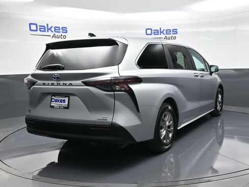 Used 2024 Toyota Sienna LE image 8