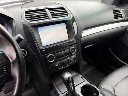 Used 2016 Ford Explorer XLT w/ Equipment Group 202A FWD image 12
