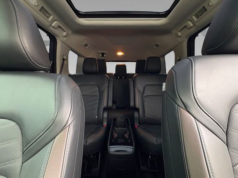 Used 2025 Nissan Pathfinder Platinum FWD image 2