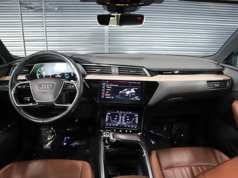 Used 2024 Audi Q8 e-tron Premium Plus image 10