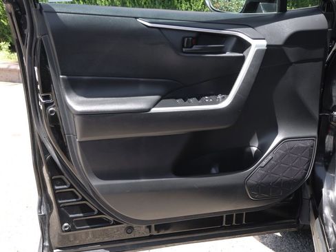 Used 2021 Toyota RAV4 LE AWD/4WD image 17