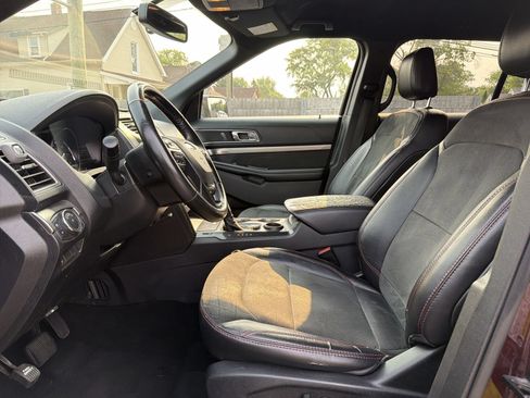 Used 2019 Ford Explorer XLT w/ Equipment Group 202A FWD image 11