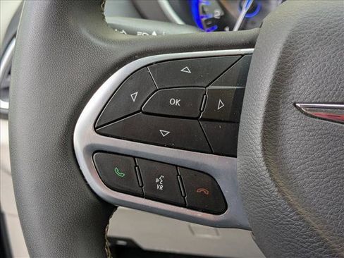 Used 2024 Chrysler Pacifica Touring-L image 19