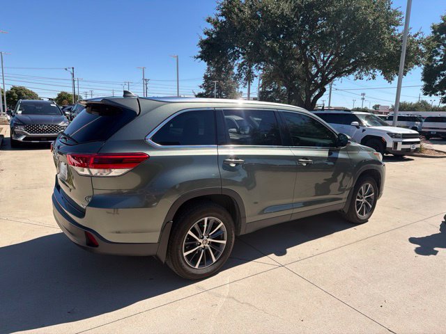 Used 2019 Toyota Highlander XLE FWD image 3