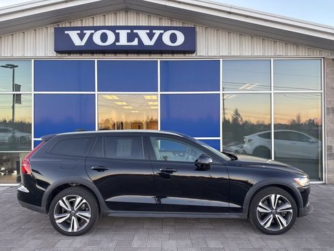 Used 2023 Volvo V60 B5 Cross Country Plus w/ Climate Package image 7