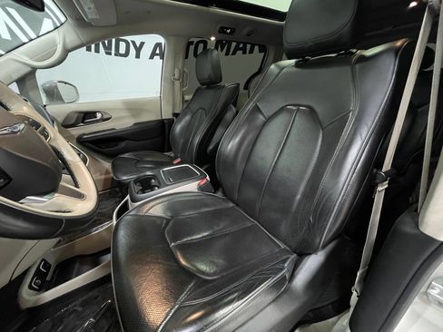 Used 2019 Chrysler Pacifica Limited w/ Tire & Wheel Group FWD image 15