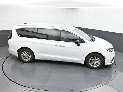Used 2025 Chrysler Pacifica Select FWD image 33