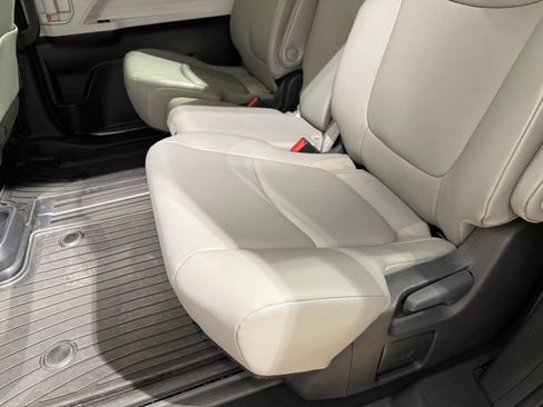 Used 2025 Toyota Sienna XLE w/ XLE Plus Package FWD image 21