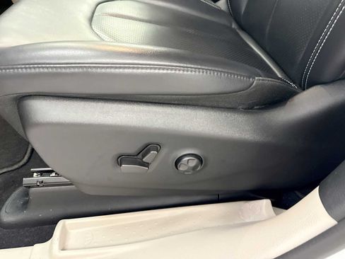 Used 2023 Chrysler Pacifica Touring-L FWD image 13