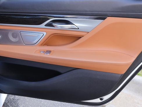 Used 2020 BMW 750i xDrive image 18