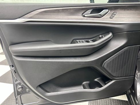 New 2025 Jeep Grand Cherokee Limited image 10