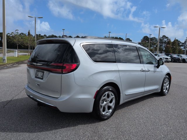 Used 2023 Chrysler Pacifica Limited FWD image 5