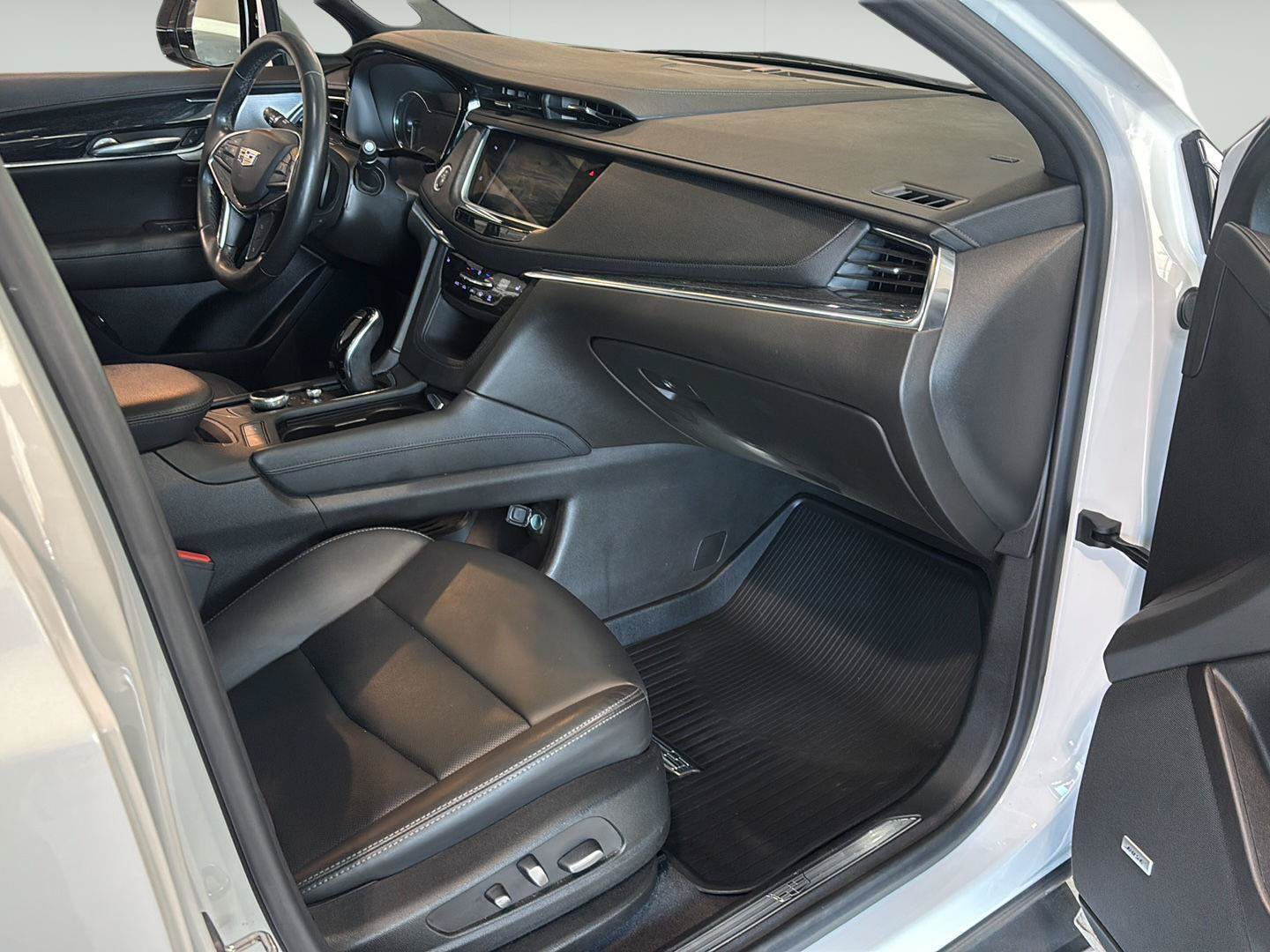 Certified 2022 Cadillac XT5 Premium Luxury w/ LPO, Floor Liner Package AWD/4WD image 20