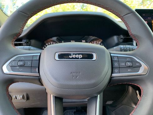 Used 2025 Jeep Compass Trailhawk image 27