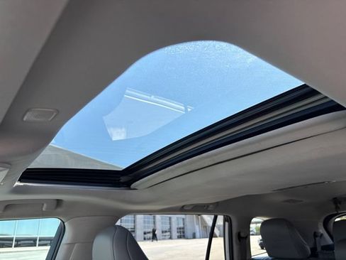 Used 2023 Toyota Highlander XLE FWD image 28