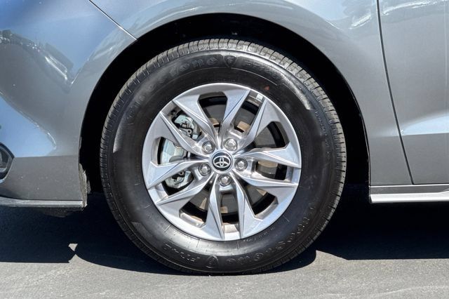 Certified 2026 Toyota Sienna XLE FWD image 32