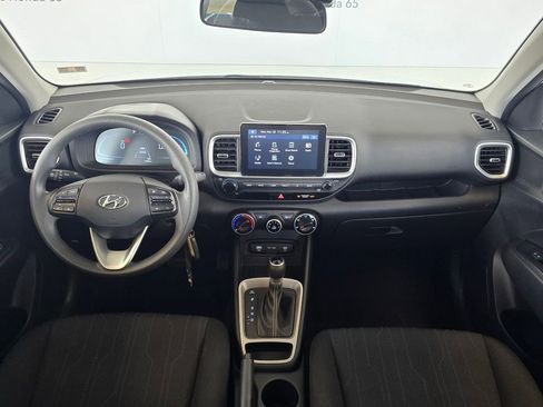 Used 2025 Hyundai Venue SE image 6