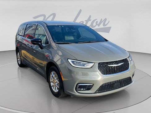 Used 2025 Chrysler Pacifica Select FWD image 3