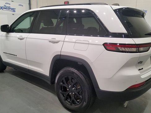 Used 2024 Jeep Grand Cherokee Altitude image 5