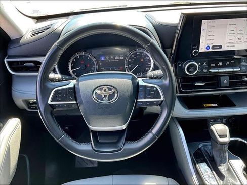 Used 2024 Toyota Highlander XLE FWD image 18