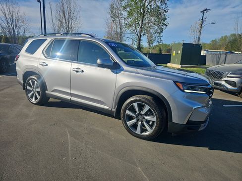 Used 2025 Honda Pilot Elite image 3